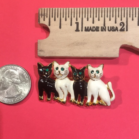 Vintage Black White Enamel Cats With Green Rhinestones Eyes Brooch Gold Detail - Picture 5 of 5
